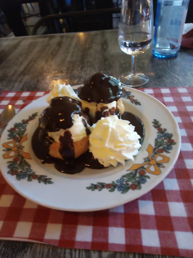 Profiteroles Au Chocolat Chaud